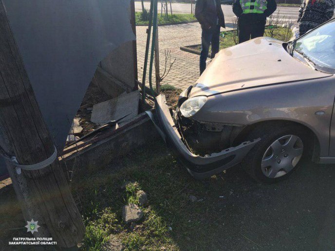 У Мукачеві жінка-водій в’їхала в паркан. У машині було двоє дітей – 01