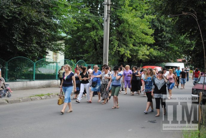 Сьогодні Мукачево мітингувало: сотні жінок перекрили дорогу та вимагали не забирати чоловіків у армію (ФОТО) – 31