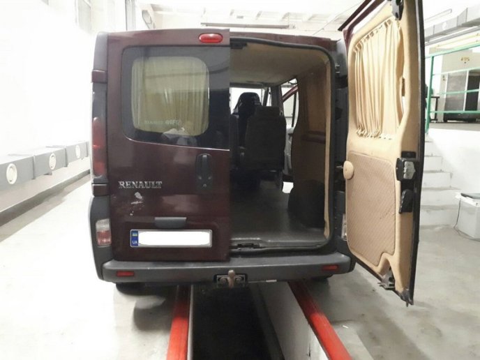 Прикордонники знайшли в машині чимало контрабандних цигарок – 01