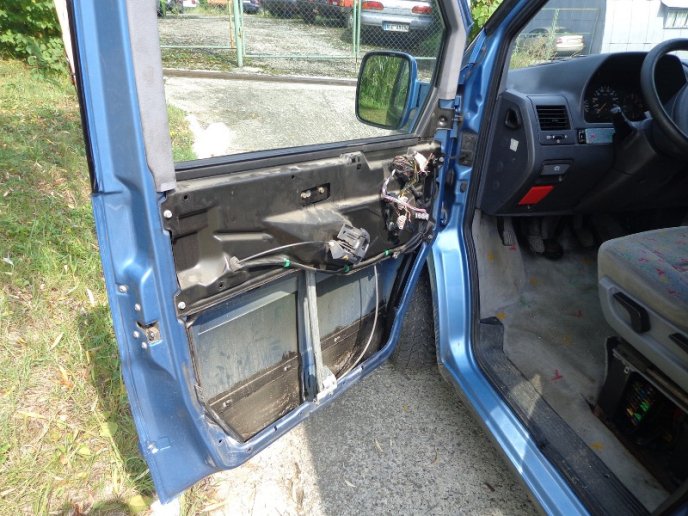 Закарпатські митники конфіскували в українця "Мерседес" з "лівим" номером кузова – 03