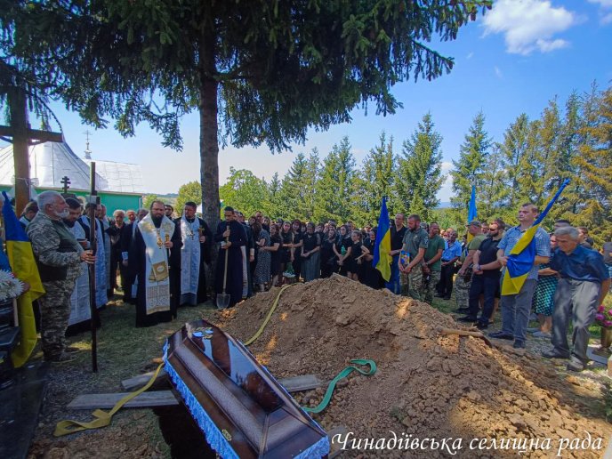 У Чинадіївській громаді поховали молодого воїна, який загинув на війні – 09