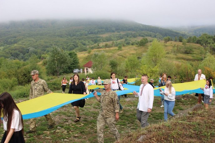 На горі у Закарпатті розгорнули стометровий прапор України – 07
