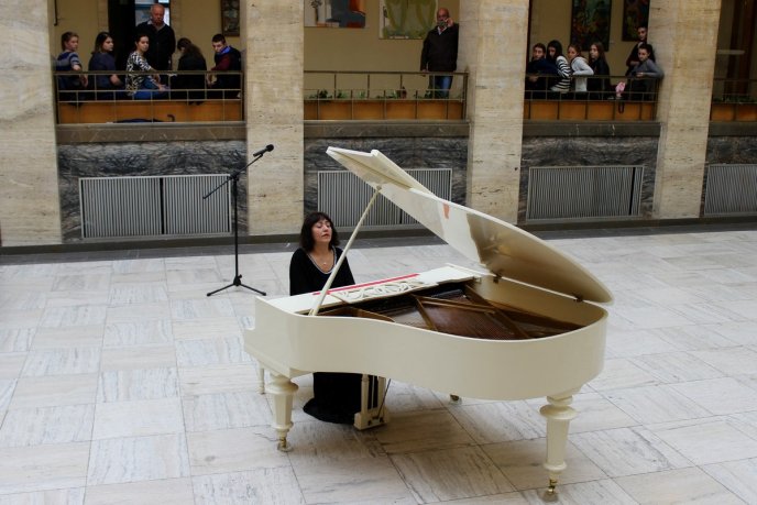 У приміщенні Закарпатської ОДА встановили розкішний білий рояль – 04