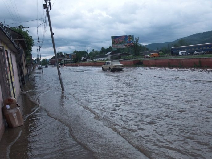 Наслідки зливи у Хусті шокували закарпатців – 01