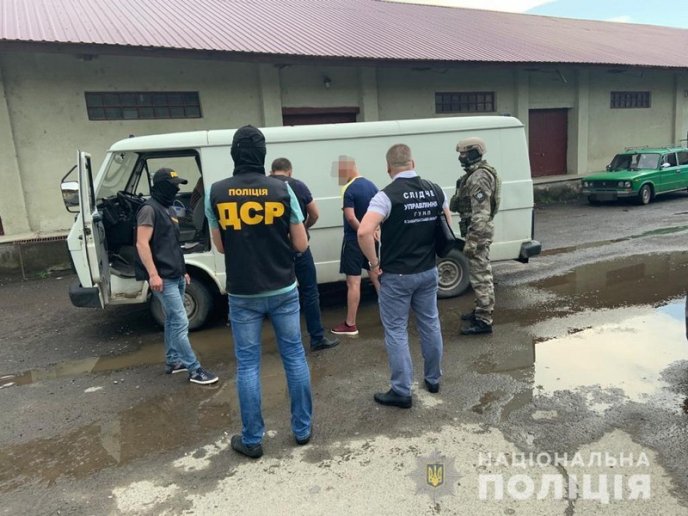 Жінка найняла двох чоловіків, аби вони розквиталися із закарпатцем – 02