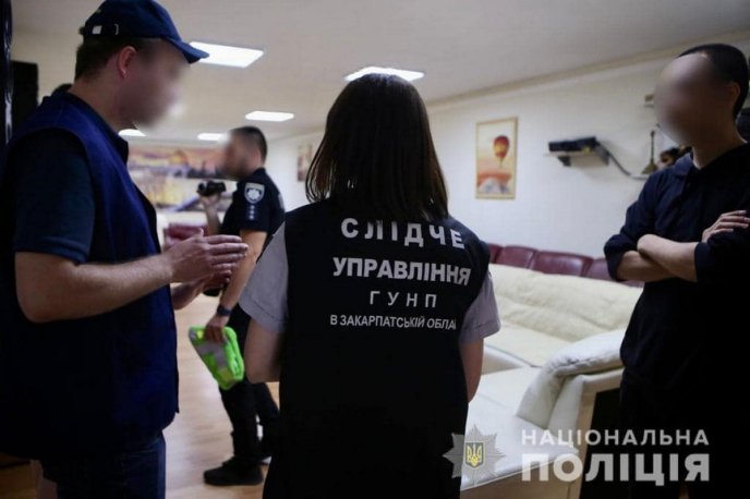 На Закарпатті іноземець розбещував неповнолітню дівчину – 08