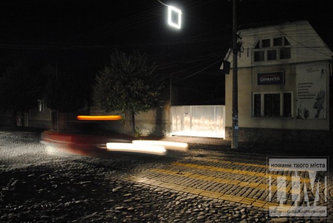 Ноу-хау від дорожників: у Мукачеві знаки вночі вже навіть світяться (ФОТОФАКТ) – 03