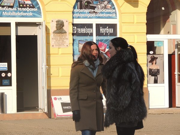 До Дня святого Валентина у центрі Берегова чоловік оригінально освідчився дівчині у коханні (ФОТО) – 02