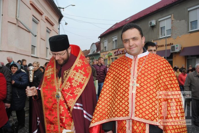 Під час Хресної Ходи мукачівці молились за мир в Україні (ФОТОРЕПОРТАЖ) – 11