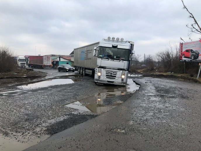 Жах мукачівської дороги: у вантажівки через вибоїну відірвало колесо – 04 Жах мукачівської дороги: у вантажівки через вибоїну відірвало колесо – 04