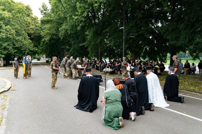 Залишились дві доньки: в Ужгороді поховали загиблого на війні Героя – 08