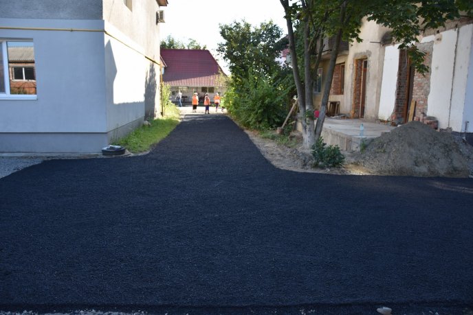 В Іршаві бригада жінок ремонтує дороги – 04