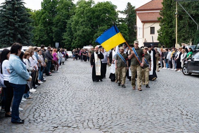 Залишилися дружина і троє дітей: на Закарпатті поховали Героя – 04
