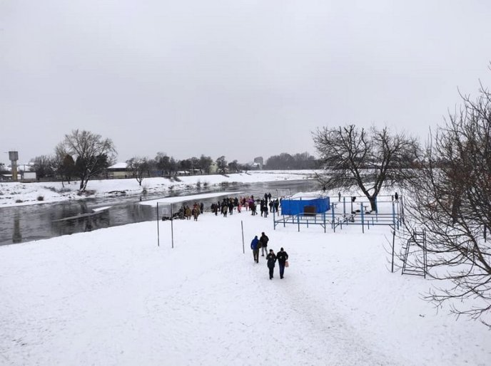 Як мукачівці на Водохреще у Латорицю пірнали – 07