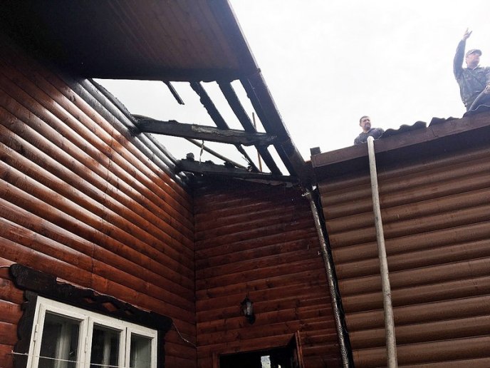 У гірському селищі Ясіня горів житловий будинок – 03 У гірському селищі Ясіня горів житловий будинок – 03