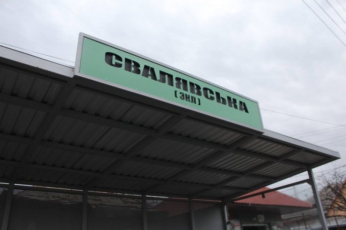 У Мукачеві встановлюють нові зупинки громадського транспорту – 02