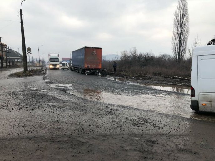 Жах мукачівської дороги: у вантажівки через вибоїну відірвало колесо – 05 Жах мукачівської дороги: у вантажівки через вибоїну відірвало колесо – 05