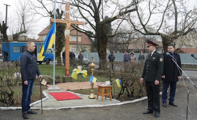 На площі Віталія Постолакі в Ужгороді до Дня пам’яті Небесної Сотні встановили і освятили хрест – 12
