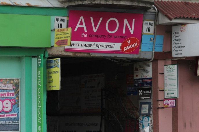 У Мукачеві демонтують 73 об’єкти зовнішньої реклами та вивіски – 02