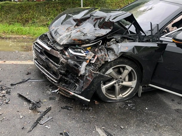 Зіткнулись мікроавтобус і легковик: постраждало багато людей – 01