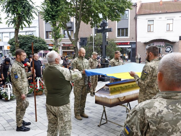 У Мукачеві люди навколішках проводжали Героя в останню дорогу – 03 У Мукачеві люди навколішках проводжали Героя в останню дорогу – 03
