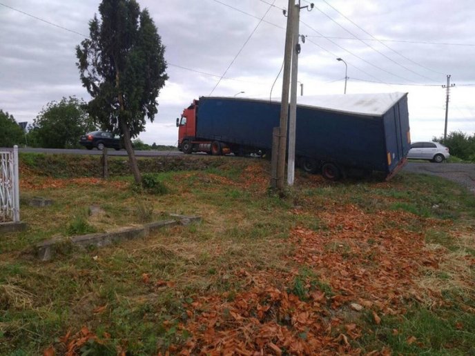 Поблизу Мукачева вантажівка з’їхала у кювет – 04