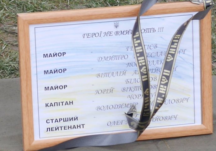 На площі Віталія Постолакі в Ужгороді до Дня пам’яті Небесної Сотні встановили і освятили хрест – 05