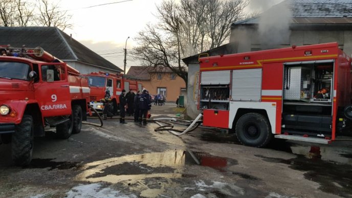 Евакуювали дітей: вранці в одній зі шкіл Сваляви спалахнула пожежа – 01