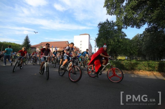 Велозаїзд у День Незалежності України та "кольоровий" флешмоб у Мукачеві: як це було – 12