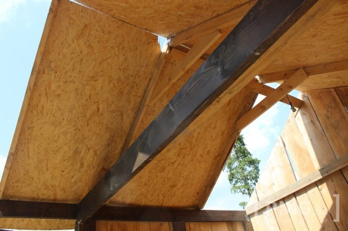 Збудовані до фестивалю "Червене вино" будиночки у парку "Перемога" руйнуються на очах – 06