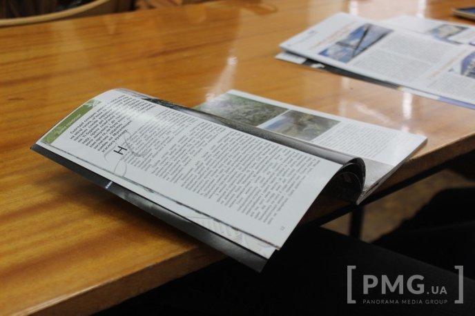 У Мукачеві відбувся флешмоб "Молодь читає" – 04