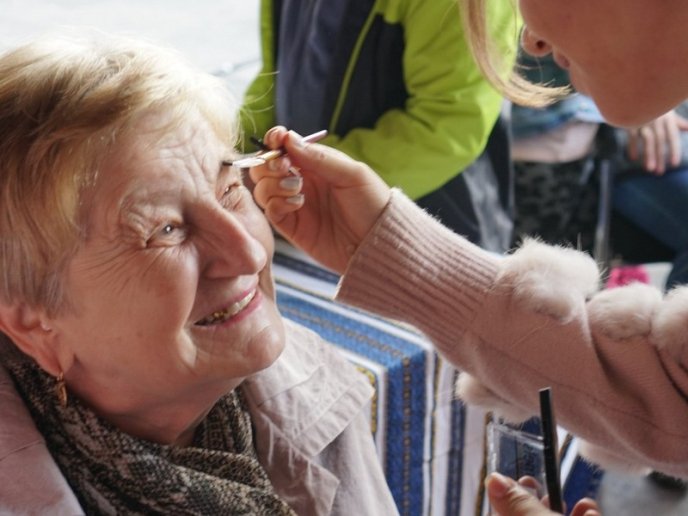 Салон краси просто неба: в Ужгороді зробили подарунок для людей похилого віку – 17 Салон краси просто неба: в Ужгороді зробили подарунок для людей похилого віку – 17