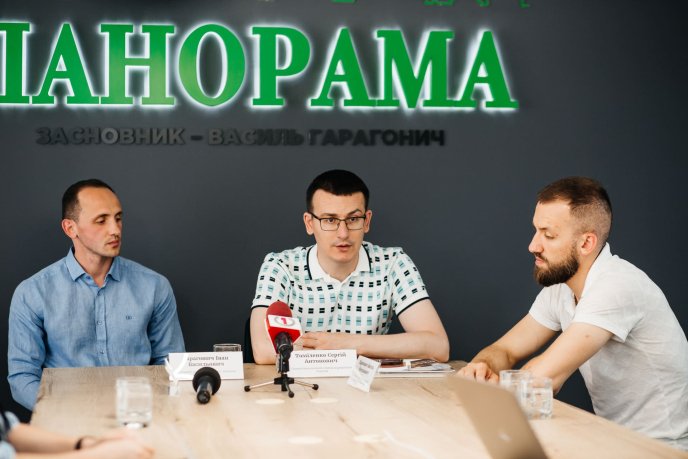 Сергій Томіленко (по центру) у пресцентрі «Панорама» під час презентації оновленого інтернет-видання PMG.ua, 2023 рік. Також на фото Іван та Василь Гарагоничі