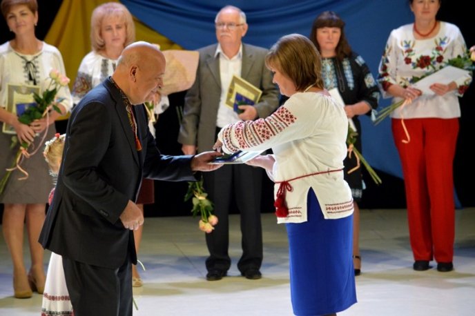 Геннадій Москаль відзначив ужгородську вчительку "Золотим ведмедиком" – 07