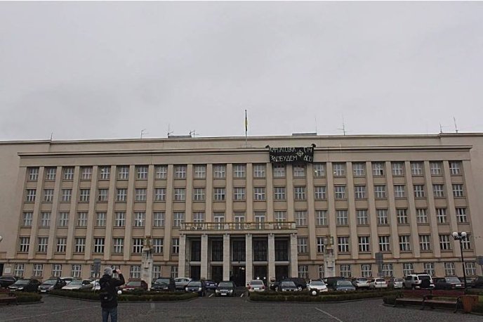 Активісти "Карпатської Січі" вивісили на даху Закарпатської ОДА величезний банер – 01 Активісти "Карпатської Січі" вивісили на даху Закарпатської ОДА величезний банер – 01