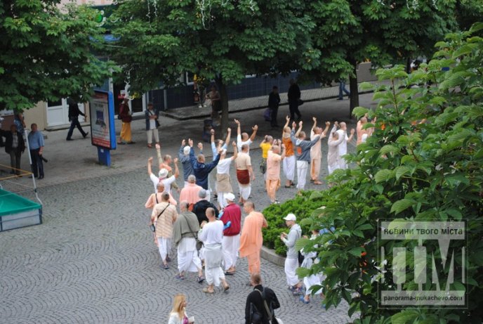Мукачевом гуляють кришнаїти співаючи та пританцьовуючи (ФОТО, ВІДЕО) – 09