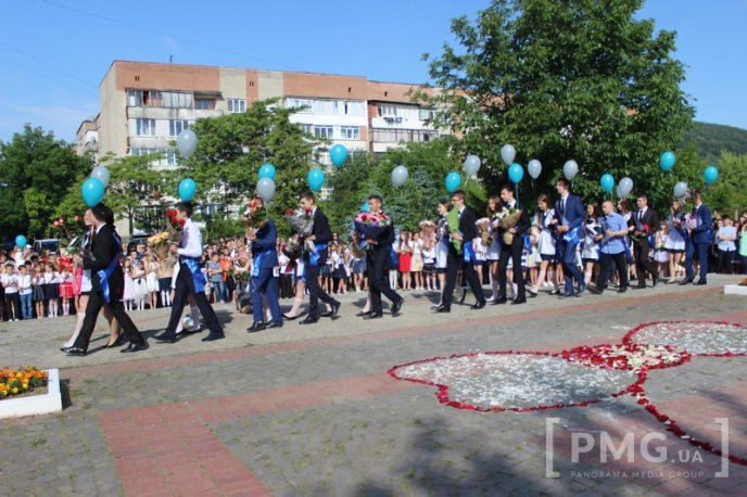 Свято останнього дзвоника відзначили у Мукачівській ЗОШ №13 – 15
