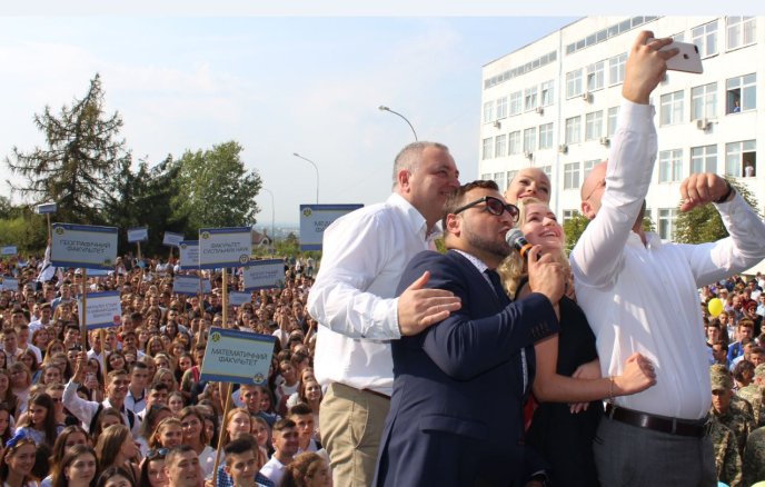День знань в УжНУ: з’явилися фото з святкування – 06