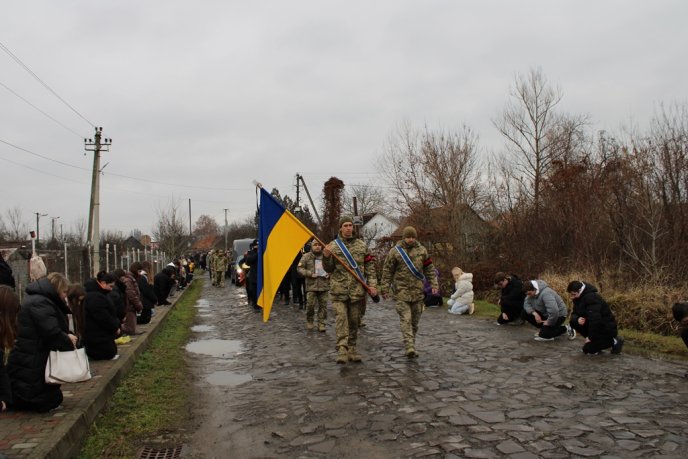 Закарпатця, який загинув на Донеччині, зустріли «живим» коридором – 05