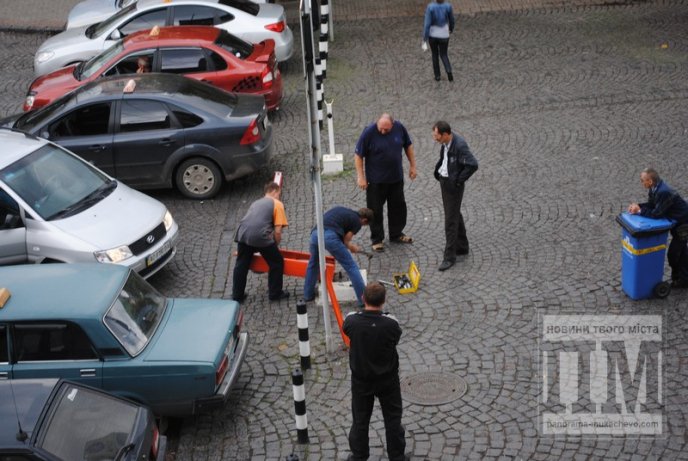 У центрі Мукачева вантажівка пошкодила шлагбаум (ФОТО) – 07