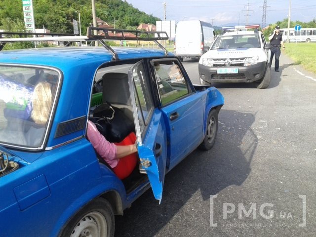 При в’їзді в Мукачево ДТП: зіткнулись три автівки, водій одного з них втік – 02