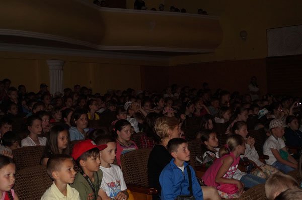 Тячівським школярам презентували виставу-казку «Жила-була Сироїжка» – 03