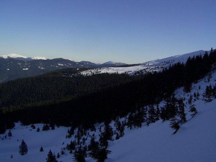 Зима посеред весни: в мережі опублікували фото засніжених гір – 02