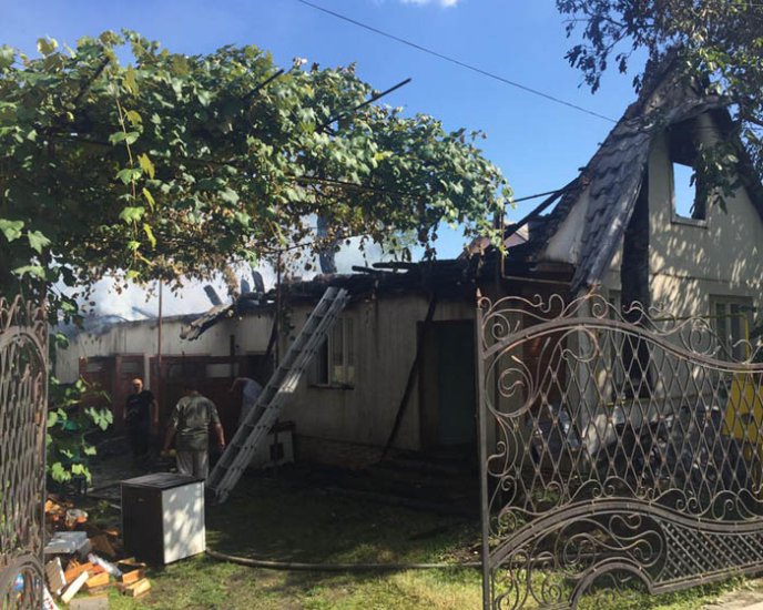 На Хустщині рятувальники гасили пожежу у надвірній споруді – 01