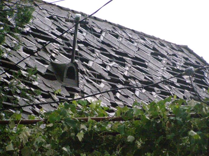 Побиті дахи будинків, вікна, автомобілі: негоду на Виноградівщині вже назвали "катастрофічною" – 01 Побиті дахи будинків, вікна, автомобілі: негоду на Виноградівщині вже назвали "катастрофічною" – 01