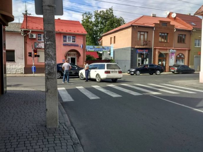 На перехресті вулиць Миру та Івана Франка у Мукачеві зіткнулись дві іномарки – 04
