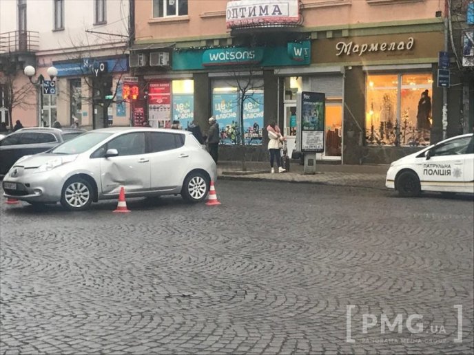 У центрі Мукачева сталась аварія. Рух ускладнено – 01