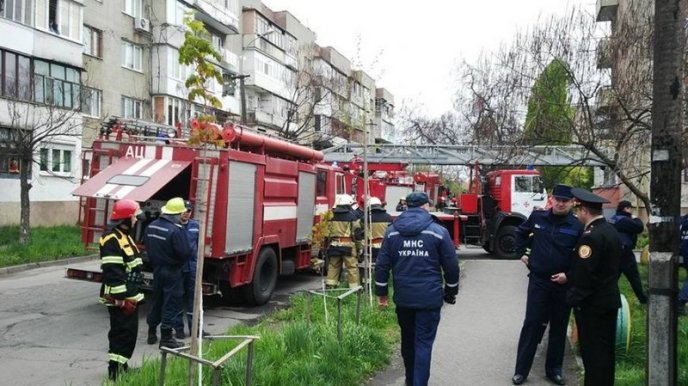 В Ужгороді на місце "вибуху" в багатоповерхівці виїхали кілька пожежних машин та карет "швидкої" – 02