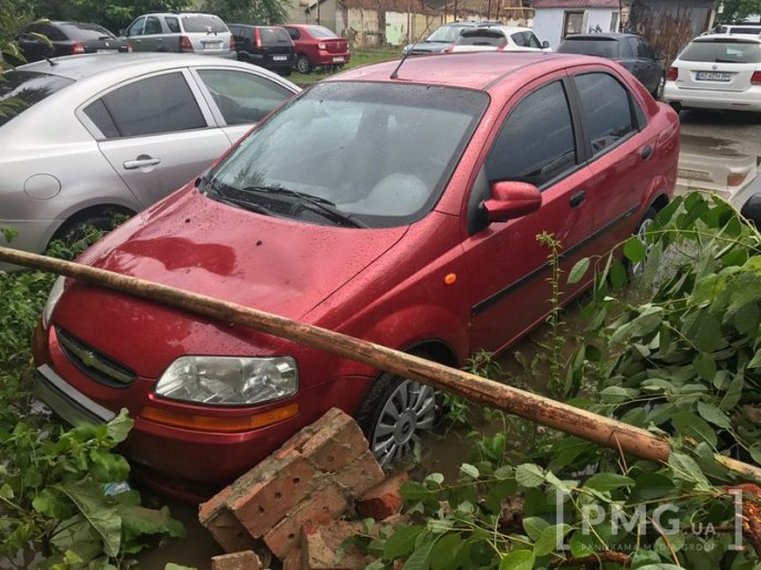 На парковці позаду мукачівської ратуші стіна розтрощила п’ять автівок – 13 На парковці позаду мукачівської ратуші стіна розтрощила п’ять автівок – 13