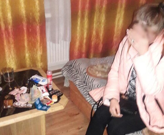 В одному із готелів Ужгорода дівчата надавали клієнтам інтимні послуги – 02